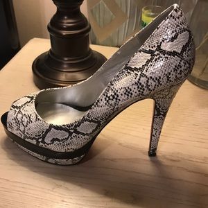 Shoe dazzle signature pumps